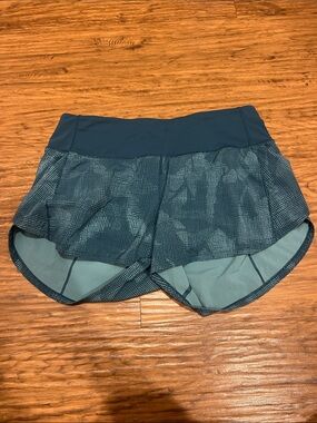 Lu Lu Lemon Teal Shorts Women’s
Size: 6
Length: 2 inch